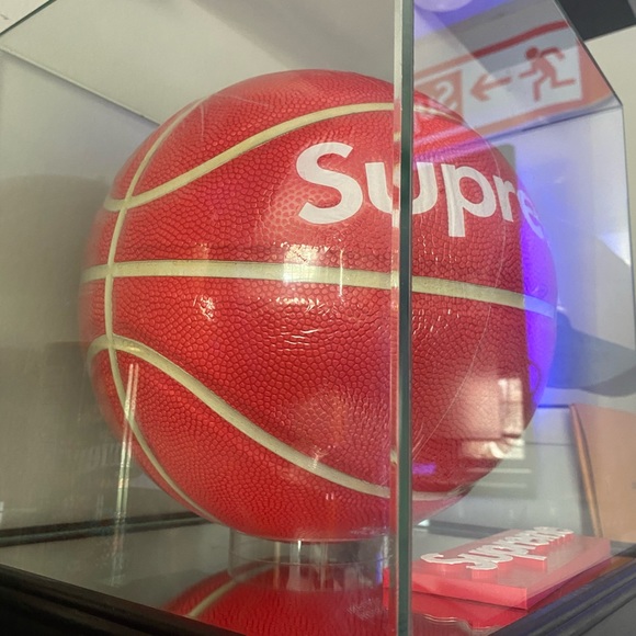 Supreme Basketball - Picture 2 of 3